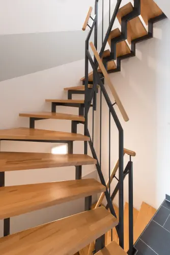 Stahltreppe-mit-HolzstufenBuche-natur.jpg